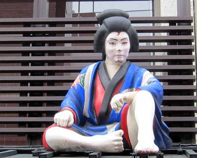 tokyo asakusa  thieves denboin st statue