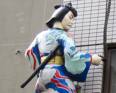 tokyo asakusa  thieves denboin st statue