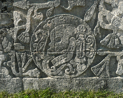 mexico chichen itza skull relief