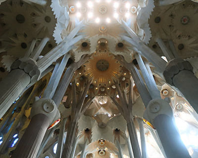 barcelona sagrada familia basilica interior
